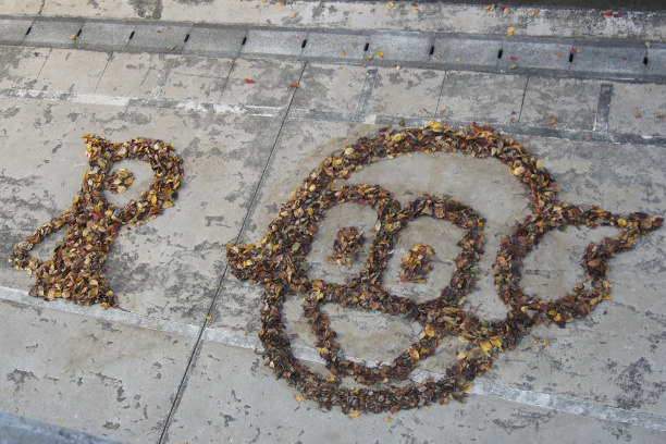 パーマン落ち葉アート全景