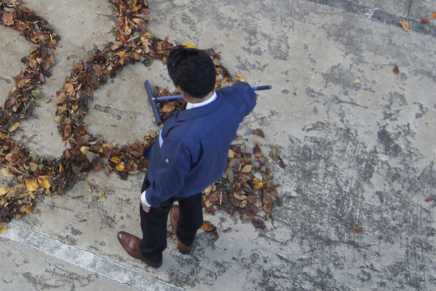 パーマン落ち葉アート調整中